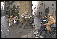 Italians manage to do interesting things even with a simple street corner like this one in the Oltrarno area of Florence (near Palazzo Pitti)